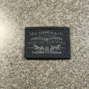 Toppa Vintage Levi’s Strauss And Company Logo Pelle Cucito Nero 1 X 1 3/8” - Foto 1 di 4