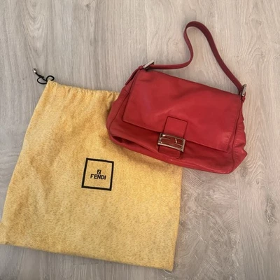 Auténtico bolso de hombro FENDI Mamma Baguette de cuero rojo Foto 1 de 4