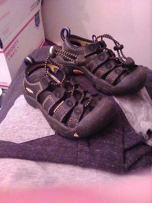 Sandalias Keen para niños pequeños zapato negro-amarillo talla 10... impermeables Foto 1 de 4