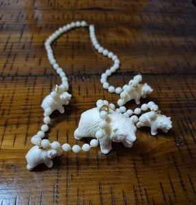 VTG Mama Polar Bear 4 Cubs Plastic Necklace Gold Tone Metal Spring Ring Clasp - Picture 1 of 12