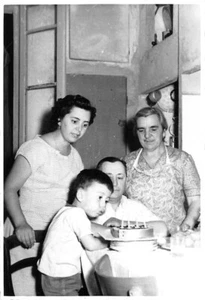 38A) FOTOGRAFIA FOTO FESTA DI COMPLEANNO BAMBINO SPEGNE CANDELINE TORTA - Bild 1 von 2