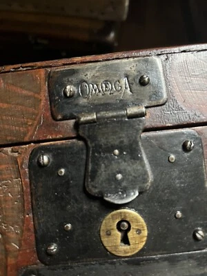 ancienne Malle Coffre En Bois Fermeture Et Poignet En Fer Épais Estampillé OMÉGA - Photo 1/4