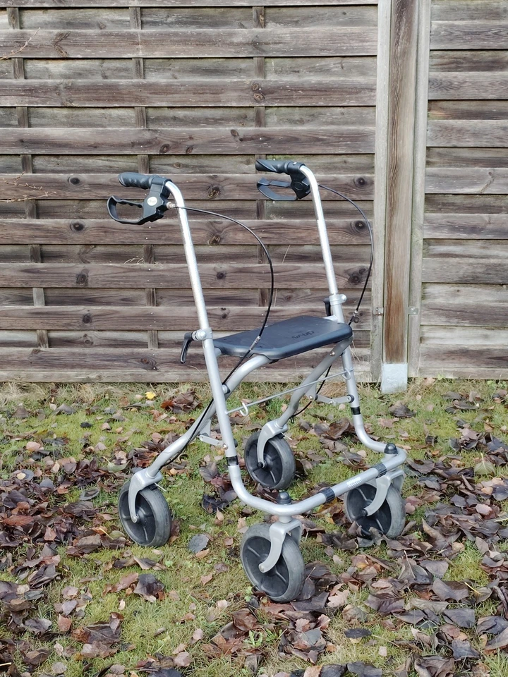 schmaler Rollator, leicht, zusammenklappbar, bis 130 kg belastbar - Bild 1 von 1