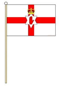 BANDERA Y POSTE DE CORTESÍA ONDEANDO A MANO GRANDE DE 18"" X 12"" DE IRLANDA DEL NORTE - Imagen 1 de 1