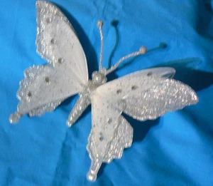 SILBER UND WEISS GLITZERNDER SCHMETTERLING ORNAMENT 7" WEIHNACHTEN HOCHZEIT FRÜHLING - Bild 1 von 7