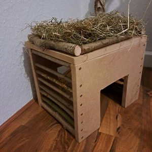 Nager Zubehör Häuschen deluxe mit Heudach zwei Eingänge und Knabberzweige - Bild 1 von 2