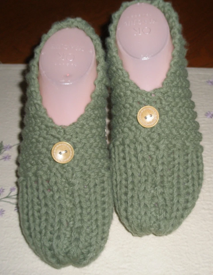 ZAPATILLAS TEJIDAS A MANO MUJER HOMBRE "LINDAS" TALLA MEDIANA 7 ~ 9 con un BOTÓN ~ NUEVAS Foto 1 de 4