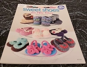 EE8 ANNIE'S ATTIC 2015, ZAPATOS DULCES PARA PEQUEÑOS PATRÓN CROCHET FOLLETO - Imagen 1 de 2