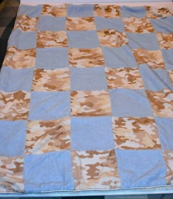 Manta bebé COCALO azul y tostado camuflaje retazos sólido en la parte posterior. 30X36   Foto 1 de 4