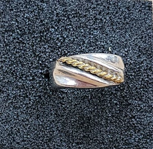 VINTAGE SIGNED 925 STERLING SILVER RING 9 GMS GOLD TONE TWIST ACCENT SIZE 6.75 - Picture 1 of 4