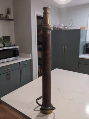 Bocal de mangueira de incêndio vintage de latão 30 pol. e tecido marcado com um diamante interno  - Imagem 1 de 4