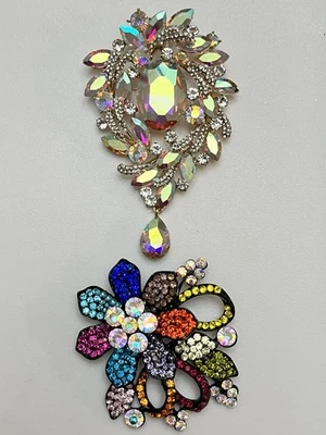 Broches llamativos con flores de diamantes de imitación dimensionales en capas multicolor 3-4" de largo Foto 1 de 4