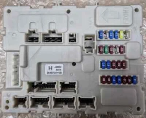 Genuine Nissan Control Unit, Electrical Unit 284B7-3XY0B - Picture 1 of 6