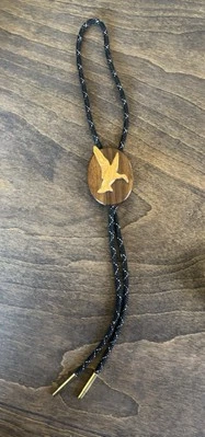 Corbata Bolo madera tallada diseño pájaro negro con detalle latón   Foto 1 de 4