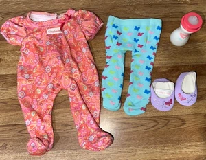 Muñeca American Girl Bitty Baby Rosa Paisley Dormir Pijama Mariposa Zapatos Apretados - Imagen 1 de 4