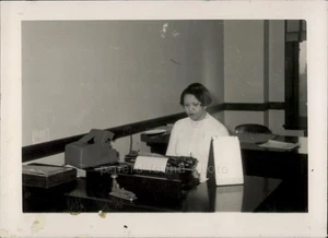 Mujeres afroamericanas - Foto encontrada de colección - Escena de oficina con máquina de escribir - Imagen 1 de 2