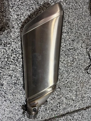 Silenciador de escape derecho 2021-2023 Suzuki Hayabusa GSX1300R OEM 14305-10L01 Foto 1 de 3