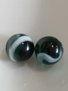2 Lampwork Art Murmeln türkis/schwarz Wirbel, weißes Band Stock. UV Reaktiv - Bild 1 von 6