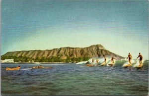Postal publicitaria vintage de los años 50 UNION OIL SURF RIDING surfistas Waikiki HAWAII - Imagen 1 de 2