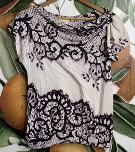 Vanessa Virginia Anthropologie kleines Oberteil mit U-Boot-Ausschnitt Flügelärmel Batik - Bild 1 von 6