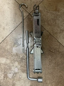 06-07-08-09-10-11-12-13-14-15-16-17-18 Honda Fit Tire Jack with Tools OEM - Picture 1 of 6