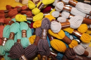 Lot of 100 Skeins DMC Laine Colbert Needlepoint Tapestry 100% Pure Virgin Wool - Picture 1 of 3