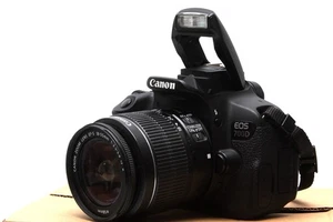 Canon EOS 700D 18 MP Full HD DSLR mit Canon EF-S 18-55mm IS II Objektiv + Zub - Bild 1 von 4
