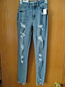 Destructed Light Wash MOM JEAN w/Chew hem~Junior Size ONE (25)~ NEW w/tags - Picture 1 of 2