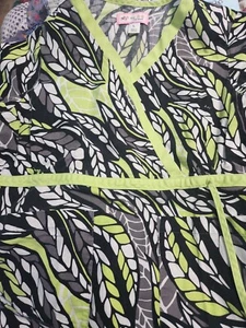 KOI LARGE PRETTY LEAVES GREEN SCRUB TOP! EUC! MEDICAL DENTAL VET TECH ๐ท๐ - Picture 1 of 4