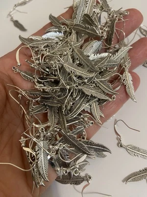 Lote de 100 pares de pendientes colgantes de plumas de plata al por mayor + 200 tapones para reventa Foto 1 de 4