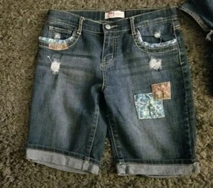 Girls SZ 16 L.E.I Chelsea Patches Bermuda Shorts~ - Picture 1 of 11