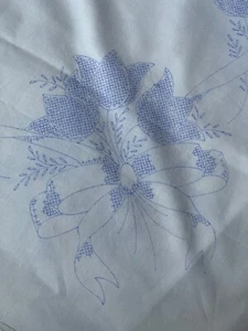 stamped embroidery/Crosstitch tablecloth to embroider, tulips, ribbons & bows - Picture 1 of 4