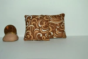 1:12 Scale Miniature Dollhouse Pillows Throw Pillow Cushions Faux Tooled Pattern - Picture 1 of 3