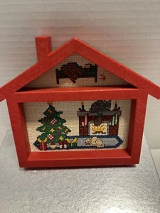 Casa de Navidad con acabado de punto de cruz 7” X 6” colgador de pared o cuidador de estante - Imagen 1 de 7