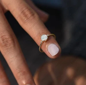 Anillo mínimo apilable de oro amarillo de 18 quilates de ópalo etíope natural talla 7 para mujer - Imagen 1 de 8