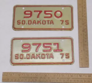 due - SO. DAKOTA 75 - NUMERI consecutivi - TARGHE MOTO scadute - Foto 1 di 7