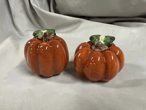 Pumpkin Salt and Pepper Shakers Thanksgiving Fall Decorative Q - Picture 1 of 5