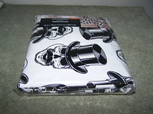 Celebrate Halloween Vinyl Tablecloth Skulls 60 x 102 Rectangle White & Black - Picture 1 of 2