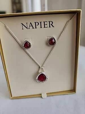 Juego de collar y pendientes Napier color rubí con metal plateado Foto 1 de 4