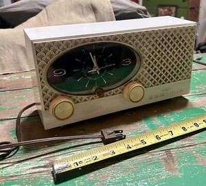 Vintage ADMITAL Westclox Model No Y3543 Radio AC Only Chicago 47, IL USA - Picture 1 of 7