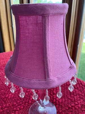 Pantalla de lámpara pequeña con clip rosa oscuro con borde de cuentas Foto 1 de 4