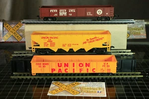 HO Set/3 2 40' Gondeln UP 2923, PRR 557843, Quadhopper UP 62040 (051216) - Bild 1 von 9