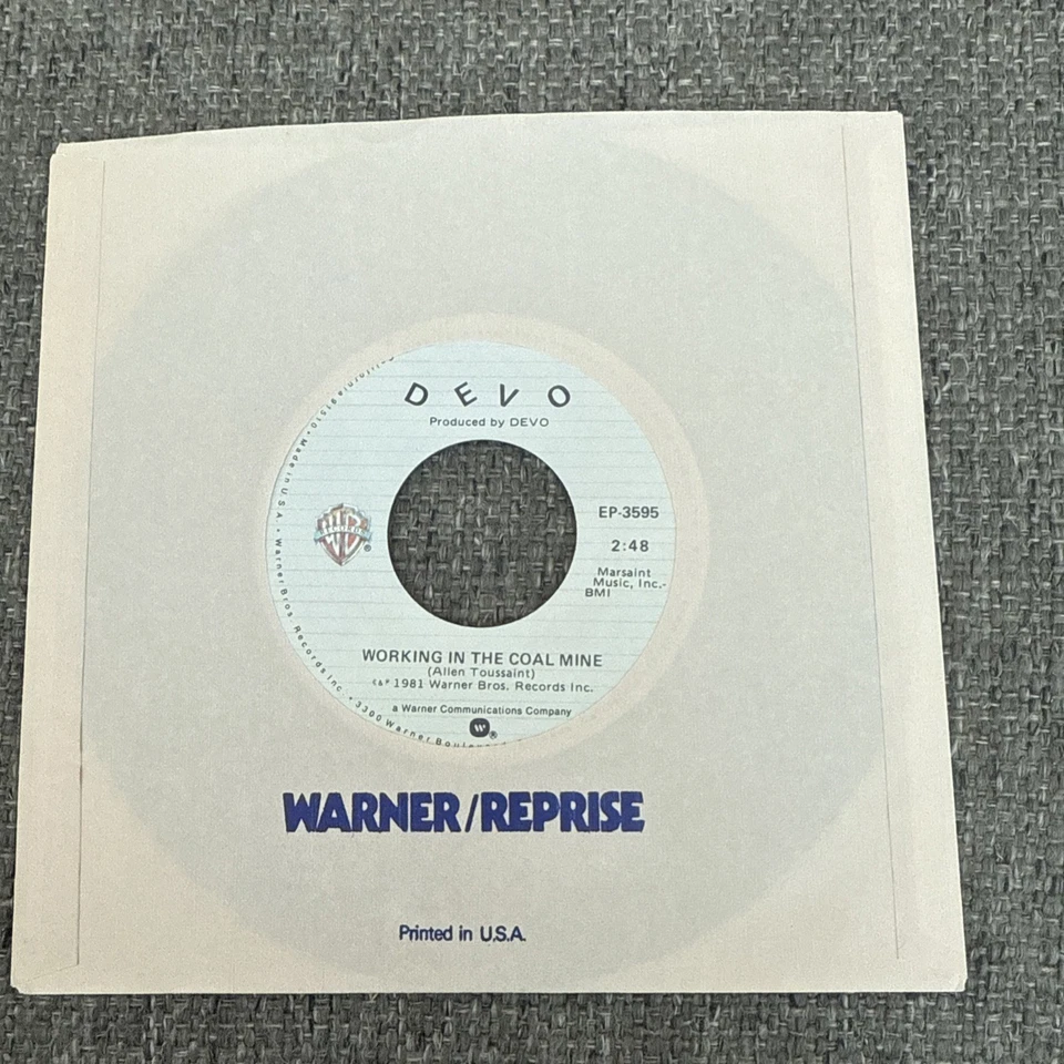 Devo Working In The Coal Mine 1981 45 Rpm 7" Warner Bros Original Sleeve MINT Foto 1 de 4
