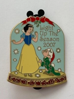 2003 DISNEY Light Up The Season Snow White Dopey Cast Party Pin LE 300 (A7) - Image 1 of 2