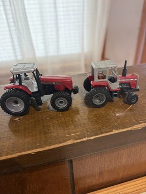 Lote de 2 tractores Massey Ferguson 699-8270 1/64 Foto 1 de 3
