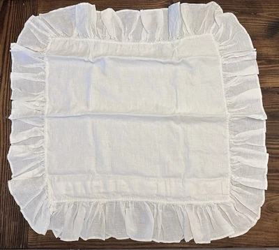 Funda de almohada Euro de lino con volantes con cierre de botones 25x25 pulgadas blanca Foto 1 de 4