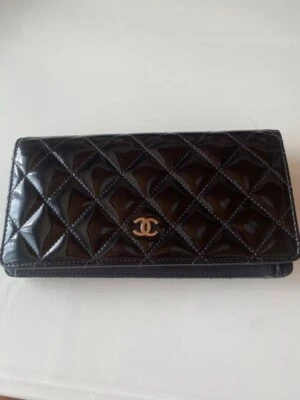 Auténtica Cartera Larga Chanel Matelasse Esmalte Doble Pliegue Color Negro Marca CoCo con Caja Foto 1 de 4