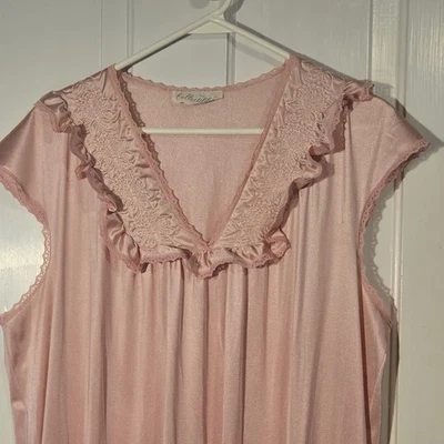 复古 JC Penney 粉红色尼龙睡衣花边装饰大号 80 年代 90 年代美国制造礼服 — 第 1/4 张图片