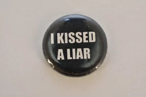 I kissed a liar pinback button - Picture 1 of 2