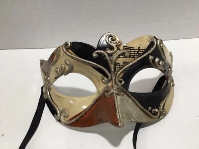 Mascarilla facial Masquerade Ball 1/2 drama dorado y negro Foto 1 de 3